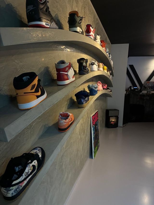 Jordan et Nike SB sur les étagères en béton ciré de la boutique