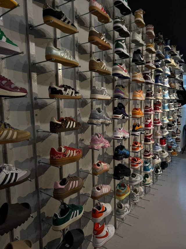 Le mur de sneakers de la boutique YLB Concept à Yverdon-les-Bains